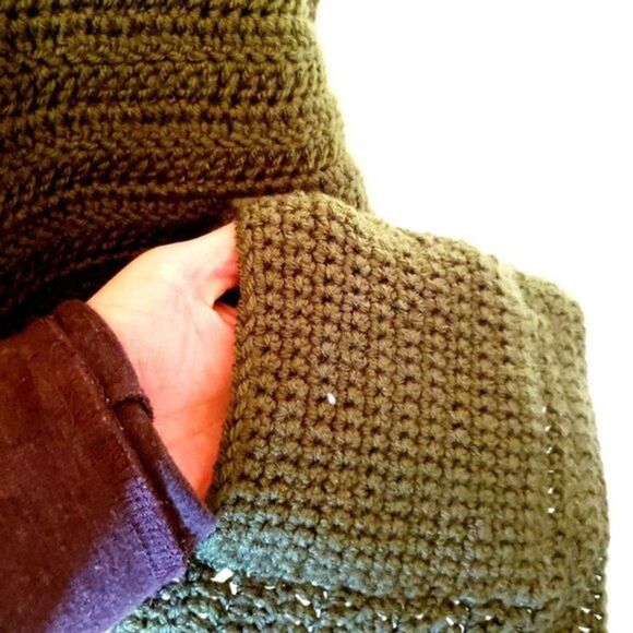 Handknit Large Pocket Scarf - Picture 3 of 4